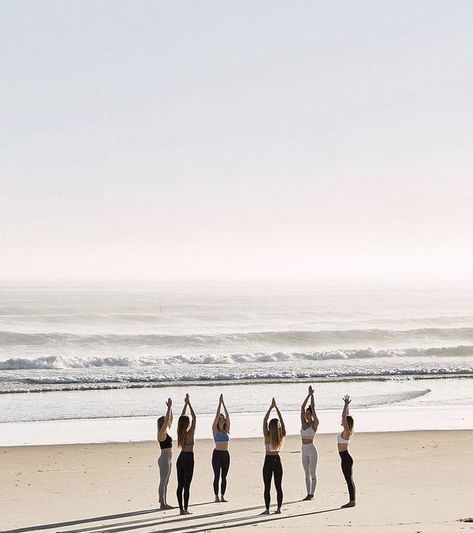 Group Yoga Aesthetic, Yoga Aesthetic Beach, Yoga Film Photography, Beach Meditation Aesthetic, Yoga Retreat Photography, Yoga On The Beach Aesthetic, Beach Yoga Aesthetic, Wellness Retreat Aesthetic, Yoga Retreat Aesthetic