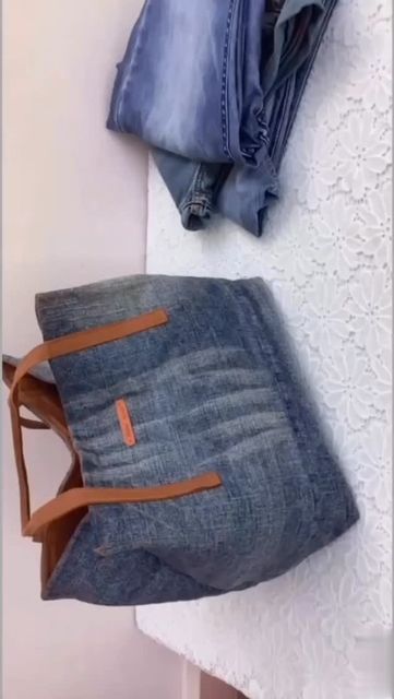 Denim Tote Bag Diy Old Jeans, Tote Bag From Old Jeans, Jeans Recycle Ideas, Sew Denim, Recycled Handbag, Old Jeans Recycle, Bag Recycle, Jeans Recycle, Diy Old Jeans