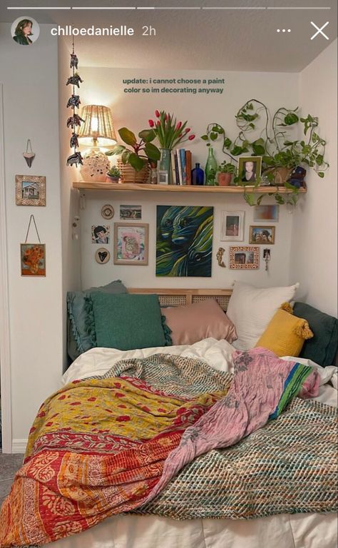 House Rooms Design, Clean Maximalist Bedroom, Boho Gaming Room, Dorm Room Designs Boho, Granola Room Aesthetic, Playhouse Renovation, Uni Room Aesthetic, Aesthetic Dorms, Eclectic Dorm Room