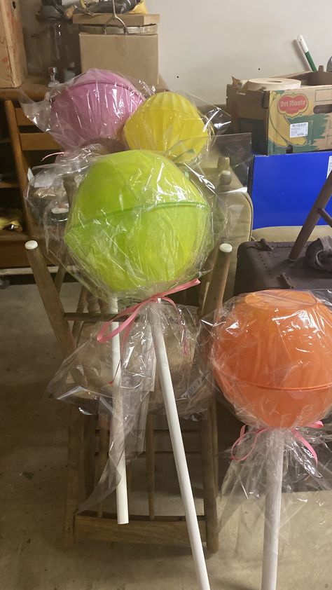 Candy Props, Christmas Parade Floats, Candy Decorations Diy, Giant Lollipops, Willy Wonka Party, Candy Themed Party, Candy Land Birthday Party, Decorations For Christmas, Gingerbread Christmas Decor