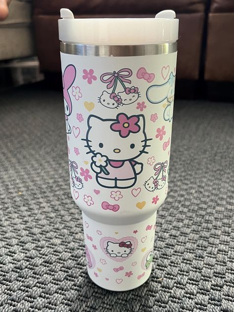 New tumbler for hot or cold drinks straw lid hand wash Hello Kitty Stanley Cup, Hello Kitty Stanley, Aesthetic Items, Hello Kitty Bedroom, Hello Kitty Shop, Hello Kitty Merchandise, Sanrio Stuff, Hello Kitty Shoes, Kawaii Kitty