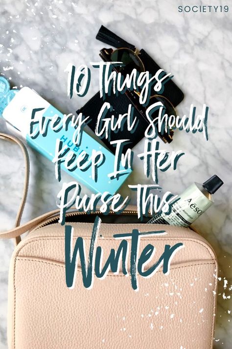 With winter quickly approaching, it's important to be prepared for the cold weather and keep certain things in your purse! Check out these 10 things every girl should keep in her purse!    10 Things Every Girl Should Keep In Her Purse This Winter - Society19    #winteressentials #winterfashion What To Keep In A Purse, Winter Bag Essentials, Backpack Purse Essentials, To Go Bag Essentials, Stuff To Keep In Your Purse, Purse Emergency Kit For Women, Purse Must Haves Items List, Purse Necessities List, Things To Keep In Purse