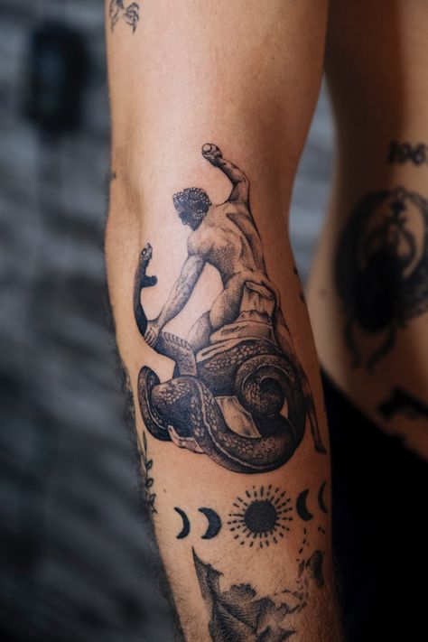 #statuedesign #hercules #dotwork #finelinetattoodesign #fineline Hercules Snake Tattoo, Hercules Statue Tattoo, Hercules Tattoo Design, Classical Tattoos, Roman Tattoos, Jay Alvarez, Nerd Face, Hercules Tattoo, Tattoos Leg