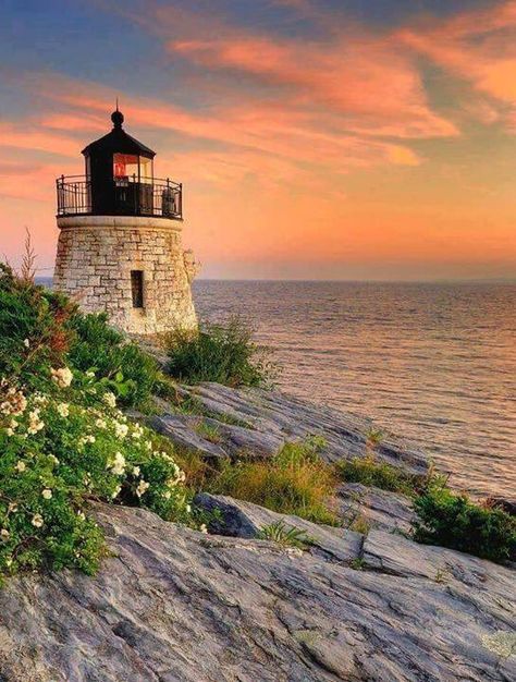 Castle Hill Lighthouse, Lighthouses Photography, Lighthouse Photos, Lighthouse Painting, Lighthouse Pictures, Lighthouse Art, Castle Hill, Beautiful Lighthouse, Light House