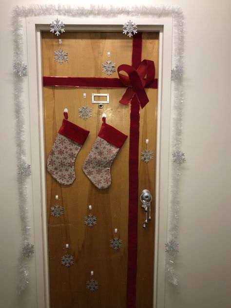 Christmas College Dorm Decorations, Holiday Dorm Decor, Christmas Door Decorations For Dorm, Diy Christmas Dorm Decor, Winter Dorm Decor, Dorm Door Christmas Decor, Christmas Decor For Dorm Room, Winter Dorm Door Decorations, Dorm Christmas Decor College