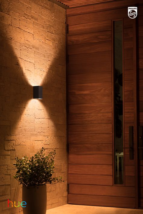 Deze lamp is vergelijkbaar met het type lamp dat we aan het huis (muur) als buitenlamp krijgen. Exterior House Lights, Decorative Stone Wall, Stone Walls Interior, Outdoor Lighting Design, Outdoor Wall Light Fixtures, Facade Lighting, Smart Lights, Exterior Wall Light, Wall Lighting Design