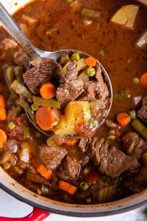 Veg Beef Soup, Homemade Vegetable Beef Soup, Classic Beef Stew, Beef Soup Recipes, Veg Soup, Vegetable Beef Soup, Beef Stew Meat, Delicious Soup Recipes, Vegetable Soup Recipes