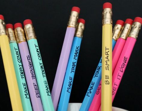 13 Ways to Personalize Your Pens and Pencils Personalized Pencil Boxes, School Kids Crafts, Flair Pens, Sharpie Crafts, Diy Pencil, Custom Pencils, Pen Diy, Popular Crafts, Personalized Pencils