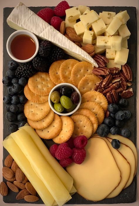 Breakfast Platter Ideas Simple, Snack Plates Parties, Snack Platter Ideas Simple, Savory Snack Board, Simple Cheese Platter, Sweet Charcuterie, Cheese Plates Appetizer, Simple Charcuterie Board, Salami Rose