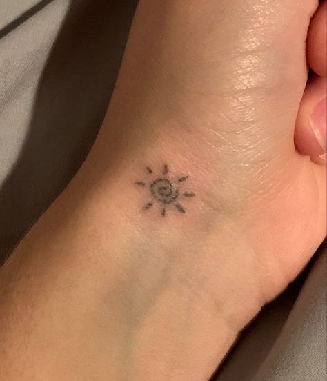 Marker Tatoos Easy, Stick In Poke Ideas, Sun Stick N Poke, Super Easy Tattoos, Sun And Moon Stick And Poke, Small Green Tattoo, Wrist Stick And Poke Tattoo, Aesthetic Beach Drawing, Spiral Sun Tattoo Meaning