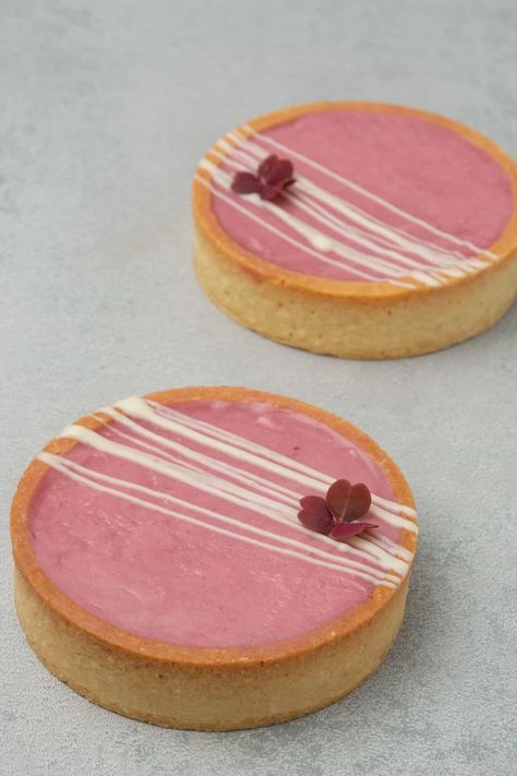 Raspberry tart Raspberry Custard Tart Recipe, Elegant Tarts Desserts, Ganache Tart Recipe, Pastry For Valentines Day, Tart Ideas Sweet, Fun Valentines Desserts, Valentines Day Tart, Simple Fancy Desserts, Fancy Tarts Desserts