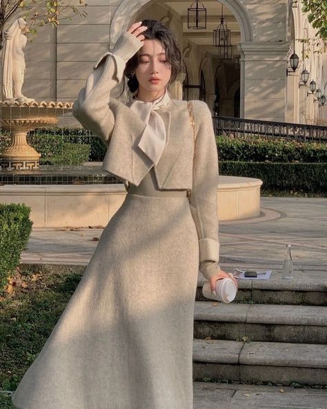 Long Girly Dress, Beige Old Money Outfits, Old Money Modest Outfit Hijab, Old Money Outfits Fancy, Winter Modest Dresses, Modest Girly Outfits Casual Classy, Fancy Girl Outfits, Turtleneck Outfits For Women, Formal Modest Outfits