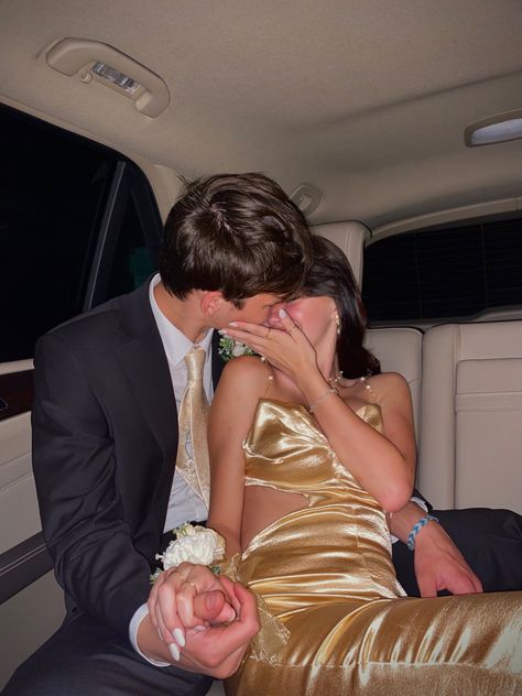 Prom Cute Couples, Senior Prom Pictures Couple, Senior Prom Couples, Prom Couple Inspo Pics, Gala Couple Pictures, Prom Mirror Pics, How To Pose For Prom Pictures, Hot Prom Pictures, Classy Prom Pictures