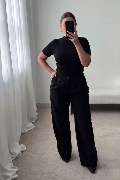 Mock Turtleneck Outfit, Black Turtle Neck Outfit Women, Turtle Neck Outfit Women, Trousers Outfit Casual, All Black Outfit For Work, Black Work Outfit, Full Black Outfit, Wide Leg Trousers Outfit, Julia Marie