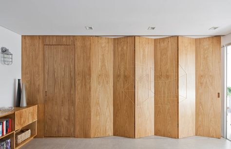 When you live in a small space, flexibility is key. In this 700 square meters apartment located in Sao Paulo, the architects made the most of the available extension with a folding wood panel that … Café Design, Movable Walls, Sliding Folding Doors, Folding Walls, Flexible Space, Room Partition Designs, 아파트 인테리어, Partition Design, Modern Flat