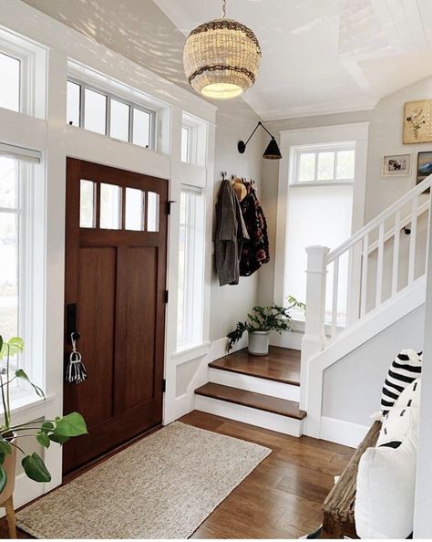 Entryway Stairs, Small Staircase, House Staircase, Beautiful Entryways, Staircase Ideas, Home Improvement Loans, Casas The Sims 4, Budget Home Decorating, Interior Stairs