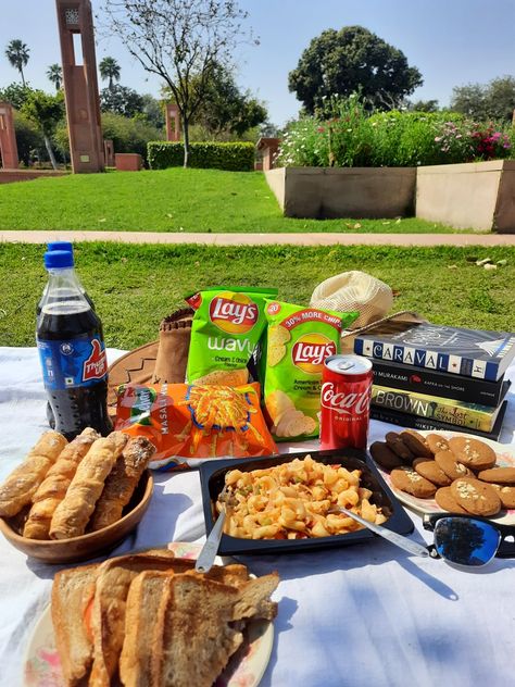 #picnicinspo #aesthetic Picnic Snack Ideas Simple, Indian Picnic Aesthetic, Mini Picnic Ideas, Indian Picnic Food Ideas, School Picnic Ideas, Desi Picnic, Picnic Food Ideas Aesthetic, Candlelit Picnic, Solo Picnic