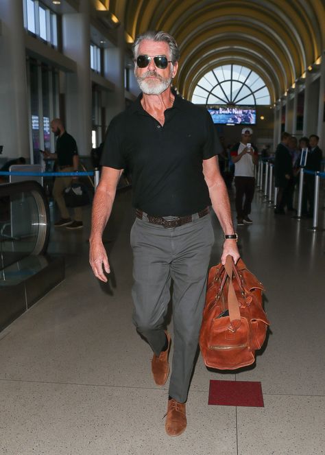 Mens Airport Style, Gentleman Mode, Older Mens Fashion, British Style Men, Polo Shirt Outfits, Most Stylish Men, Polo Outfit, Shirt Outfit Men, Dad Fashion