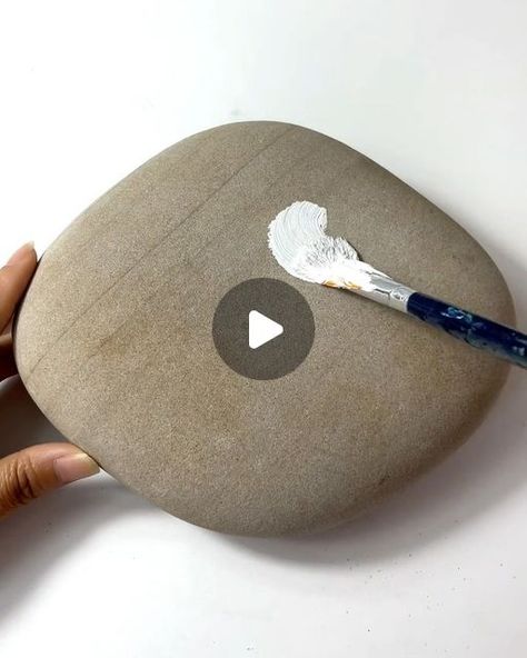 Stone Diy Crafts, Paint A Rock Ideas, New Rock Painting Ideas, Cute Pebble Painting, Pebble Art Painting, Acrylic Painting On Stones, Rock Art Painting Ideas, Art Rocks Painting, Rock Painting Patterns Free Printable