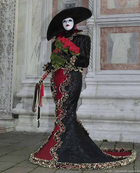 Venetian Costumes, Venice Carnival Costumes, Costume Carnaval, Venice Mask, Venetian Carnival Masks, Carnival Of Venice, Venice Carnival, Venetian Masquerade, Venetian Masks