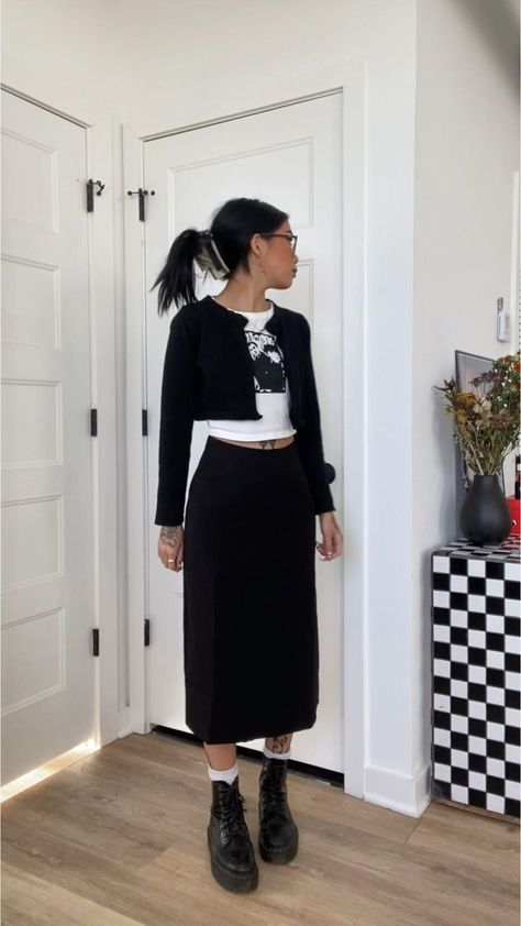 Black Midi Skirt Outfit, Long Black Skirt Outfit, Black Pencil Skirt Outfit, Black Maxi Skirt Outfit, Outfit Recommendations, Pencil Skirt Outfit, Skirt Outfits Aesthetic, Black Skirt Outfits, Long Pencil Skirt