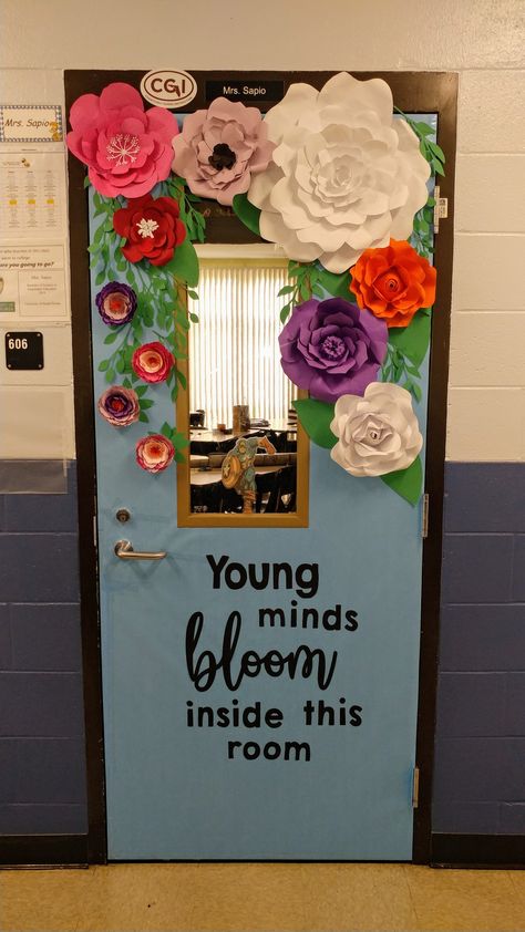 Relaxing Classroom Theme, Garden Theme Classroom, Spring Classroom Door, Teacher Door Decorations, Classroom Door Decorations, Teacher Appreciation Doors, School Hallway, Preschool Decor, School Door Decorations