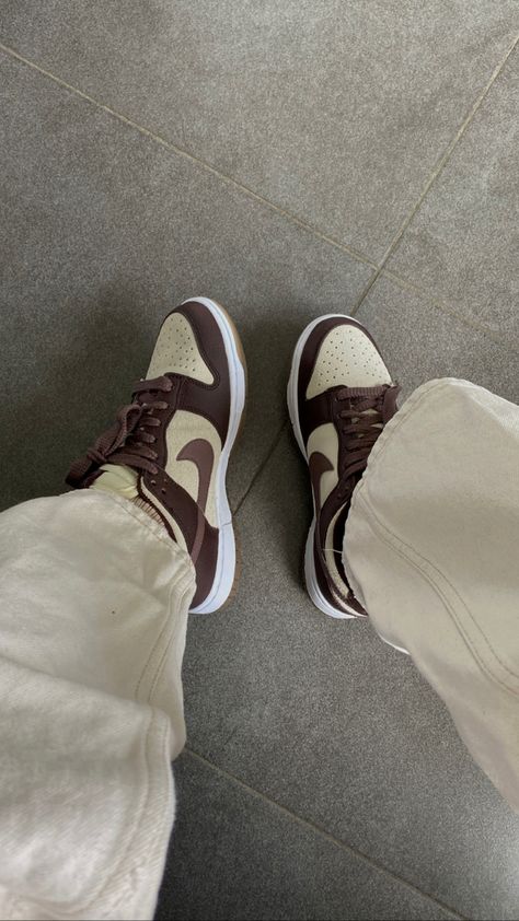 New Nike Dunks, Nike Dunks Aesthetic Outfit, Sneakers For Women Nike, Nike Dunks Brown, Nike Shoes Brown, Nike Shoes Aesthetic, Nike Dunk Shoes, Sneaker Aesthetic, Nike Women Shoes