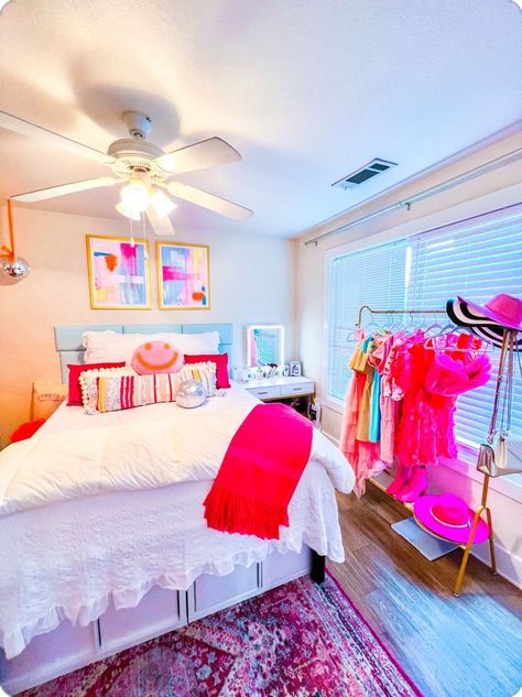 Preppy Bedroom Big Room, Room Inspo Beachy Preppy, Cute Colorful Room Ideas, Preppy Girl Bedroom Ideas, Teen Preppy Bedroom, Preppy Dorm Rooms, Preppy Teen Bedroom Ideas, Preppy Beds, Preppy Room Inspiration