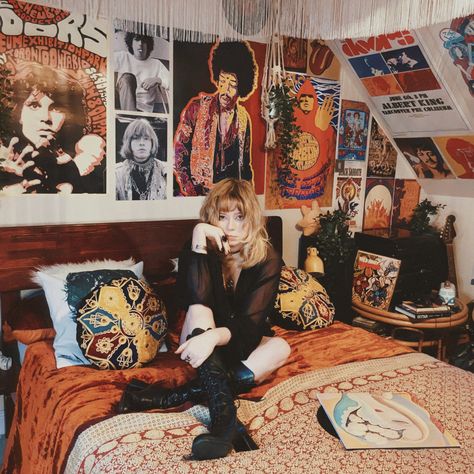 70s Room Bedrooms, 70s Room Inspiration, 60s Aesthetic Room, Rock And Roll Aesthetic Room, Rock Room Aesthetic, 60s Rock And Roll, Rock Room Decor, Rocker Bedroom, Rock N Roll Bedroom