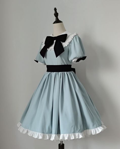 😊Elegant Lolita dress with Alice in Wonderland vibes. 👗Full set includes a dress, an apron, a sash and a black big bowknot. 👉Search 'TIMEW-016' on devilinspired.com #devilinspired #aliceinwonderland #elegantdress #eglcommunity #elegantoutfit #lolitacoord #lolitafasion Alice Clothes, Alice In Wonderland Outfit, Epic Clothes, Alice Dress, Alice In Wonderland Dress, Black Bows, Alice Blue, Princess Dresses, Dress Aesthetic