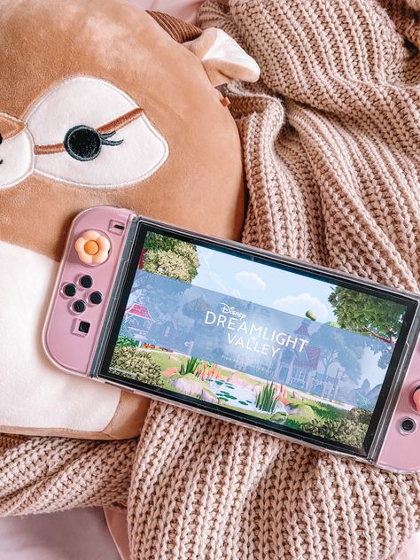 Nintendo Switch Cozy Aesthetic, Nintendo Switch Lite Aesthetic, Nintendo Aesthetic, Switch Aesthetic, Pink Nintendo, Nintendo Lite, Cozy Games, Best Gaming Setup, Cozy Gaming