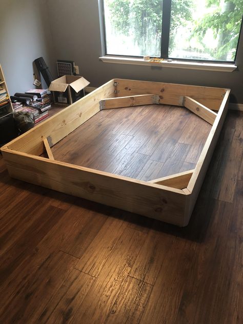 Platform Bed Diy, Homemade Bed Frame, Bedframe Diy, Diy Platform Bed Frame, Wood Bed Frame Diy, Homemade Beds, Diy Platform Bed, Bed Frame Design, Diy Bed Frame