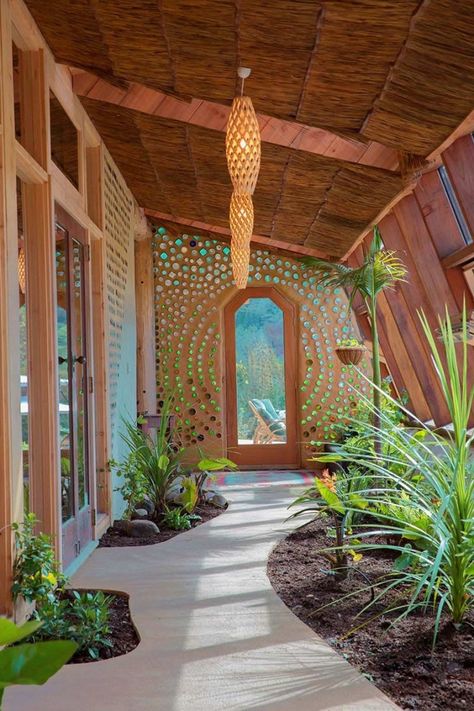 Earthship Design, Earthen Home, Casa Hobbit, Earthship Home, Casa Vintage, Cob House, Earth Homes, Natural Building, Organic Architecture