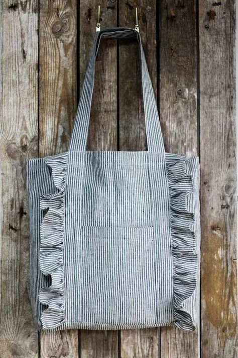 Cute Bags To Sew, Linen Bags Handmade, How To Make A Tote Bag, Handmade Bags Patterns, Sewing Tote Bags, Ruffle Tote Bag, Syprosjekter For Nybegynnere, Ruffle Bag, Diy Tote Bag Design