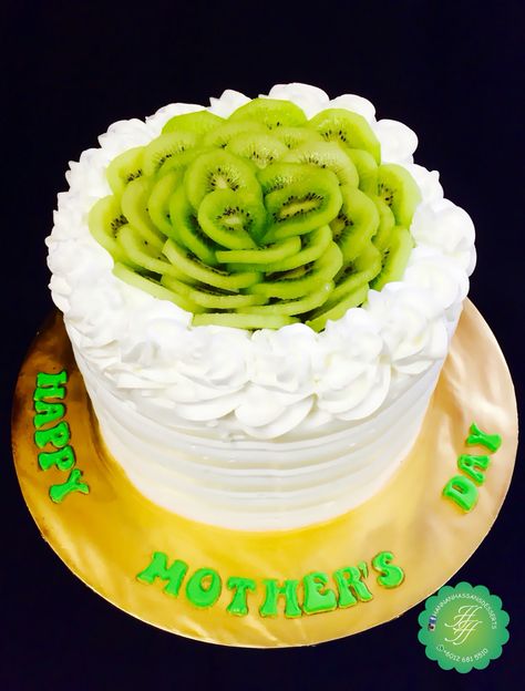 The #ultimate #kiwi #cake with #fresh #kiwis, #kiwi #fruit #filling & #fresh cream Kiwi Cake, Fruit Filling, Kiwi Fruit, Fresh Cream, Smash Cake, Fruit Cake, Baby Photoshoot, Cake Smash, Kiwi