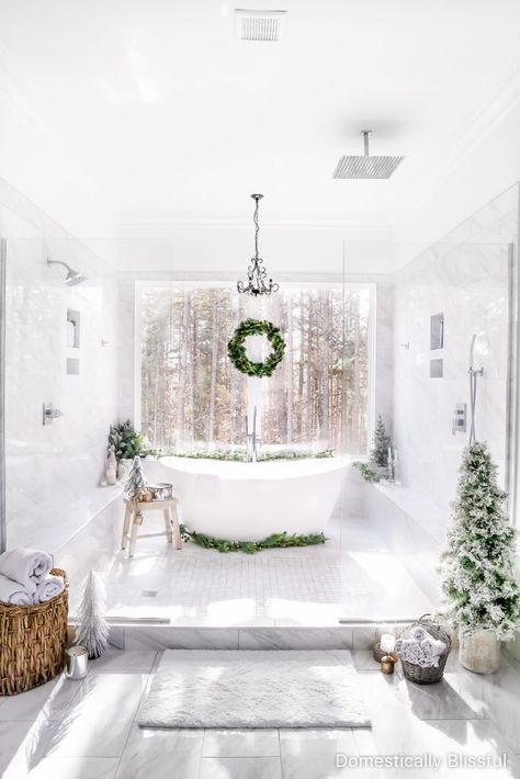 Simple Master Bathroom Christmas Decor for an extra special Christmas bubble bath! Bathroom Christmas Decor, Domestically Blissful, Bathroom Christmas, Christmas Bathroom Decor, Christmas Bathroom, Diy House Projects, Christmas Room, Painting Bathroom, Bubble Bath