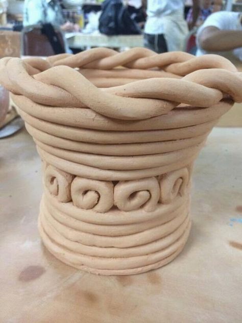 Ceramics : Pretty Coil Pot Coil Pot, Coil Pottery, Slab Ceramics, Coil Pots, Pottery Pots, Beginner Pottery, Arabic Mehndi, Tanah Liat, Pottery Handbuilding