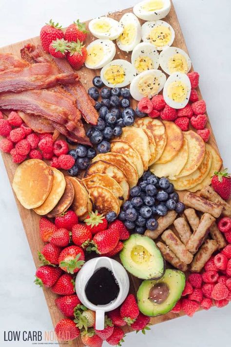 Healthy snacks, breakfast fun, fruit pizza, s’mores board, and more! Here are the best summer snacks and charcuterie board ideas for kids. Breakfast Charcuterie Board, Breakfast Charcuterie, Breakfast Meat, Breakfast Platter, Low Carb Fruit, Charcuterie Inspiration, Charcuterie Recipes, Summer Snacks, Christmas Breakfast