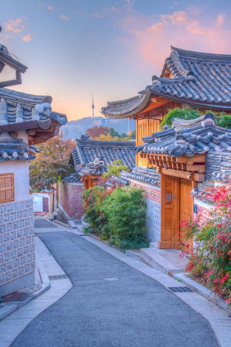 Best Things To Do in Bukchon! 1. Bukchon Hanok Village 2. Gahoe Museum 3. In Our Mansion 4. Kkangtong Mandu Penn Station Nyc, Hanok House, Seoul Itinerary, Day Trip To Nyc, Traditional Korean House, Hanok Village, Bukchon Hanok Village, Unique Cafe, Industrial District