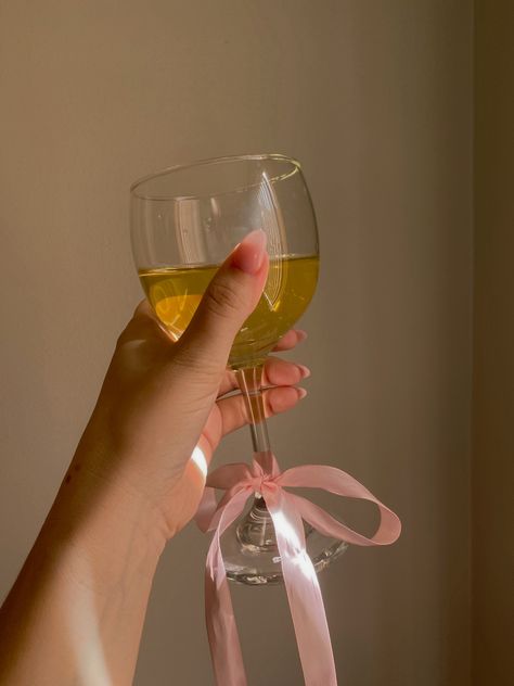 Wine glass with pink ribbon bow idea for dinner party Romanticizing My Life, Champagne Birthday, Romantic Wedding Venue, Wedding Venue Houston, Champagne Party, Pink Christmas Decorations, Holiday Tablescapes, Chic Christmas, Christmas Tablescapes