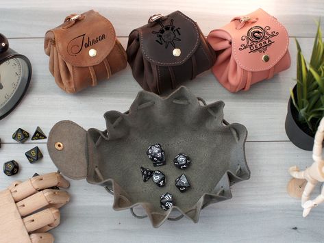 Unique Leather Dice Bag for Dungenons and Dragons Players - Etsy Denmark Diy Dice Bag, Diy Coverup, Leather Gloves Pattern, Dice Bag Pattern, Leather Dice Bag, Dnd Dice Bag, Dnd Diy, Dice Pouch, Diy Leather Working