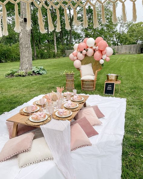 Diy Outdoor Toys For Kids, Bridal Picnic, Diy Outdoor Toys, Shower Luxury, Picnic Party Decorations, Outdoor Bridal Showers, Outdoor Brunch, Outdoor Decor Ideas, Picnic Birthday Party