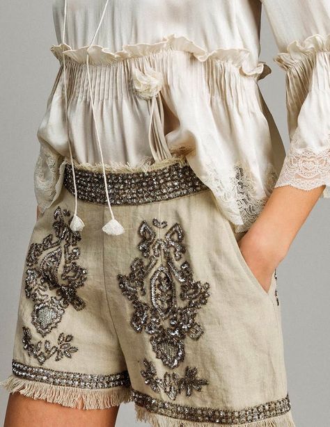 MUST HAVE: Discover all the novelties in TWIN-SET Spring Summer 2019 Women’s collection, and get inspired Boho Chic Clothing, Twinset Milano, Mode Boho, Boho Chic Outfits, Lace Dress Long, Twin Set, Leisure Time, Fashion Design Clothes, Smock Dress