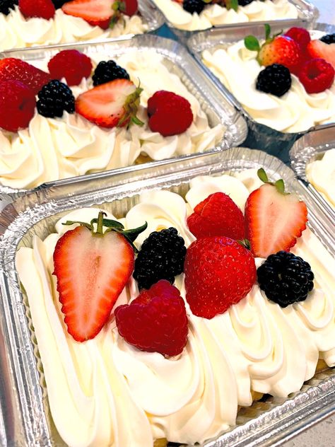 This recipe is more than perfect for Tres Leches lovers. It's the perfect portion for that sweet craving Individual Tres Leches, Mini Tres Leches Cake Tins, Halloween Tres Leches Cake, Individual Tres Leches Cake, Food For Sale Ideas, Tres Leches In A Cup, Mini Tres Leches Cake Recipe, Mini Cake Tin Recipes, Tres Leches Mini Cake