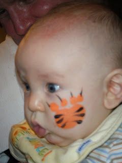 tiger paw print face paint design cheek art Jungle Animal Face Paint Easy, Paw Print Face Paint, Face Painting Tiger, Tigger Party, Tiger Paw Print, Paint Animals, Painting Tiger, Cheek Art, Paper Punch Art