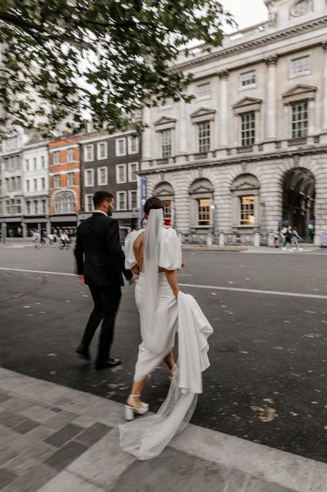 Wedding London, Street Wedding Photos, London Wedding Aesthetic, London City Wedding, Uk Elopement, Street Wedding Photoshoot, Wedding Photoshoot City, Wedding City, London Engagement Photos