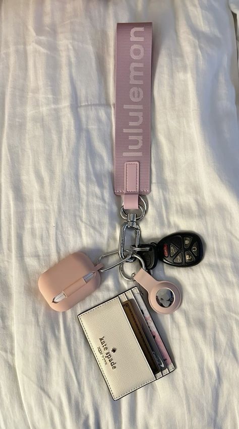 Keychain Lanyard Aesthetic, Car Keys Lululemon, Phone Accessories Aesthetic, Elegant Car Accessories, Girly Car Keys, Airpod Keychain Aesthetic, Classy Car Decor, Car Keychain Aesthetic Ideas, Lulu Lemon Keychain Aesthetic