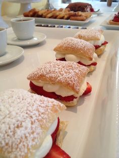 Using Puff Pastry Sheets, Strawberry Puff Pastry, Using Puff Pastry, Puff Pastry Recipes Dessert, Dessert Pumpkin, Pastries Recipes Dessert, Puff Pastry Cream Puffs, Romanian Desserts, Cream Puff Recipe