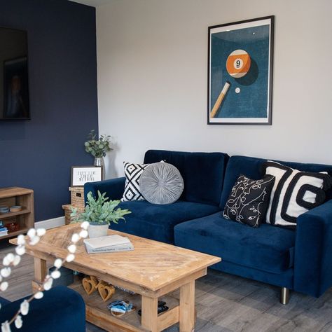 Lounge Room Paint Colours, Royal Blue Interior Design Living Room, Blue Sofa Color Combinations, Dark Blue Lounge Ideas, Navy Sofa Decor, Dark Blue And White Living Room, Blue Sofa Decor Ideas, Dark Blue Sofa Living Room Decor, Dark Blue And Grey Living Room