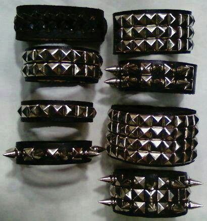 Studded bracelets Stile Punk Rock, Nikki Sixx, Estilo Punk, Negroni, Funky Jewelry, Leather Bracelets, Grunge Style, Gothic Jewelry, Dream Jewelry